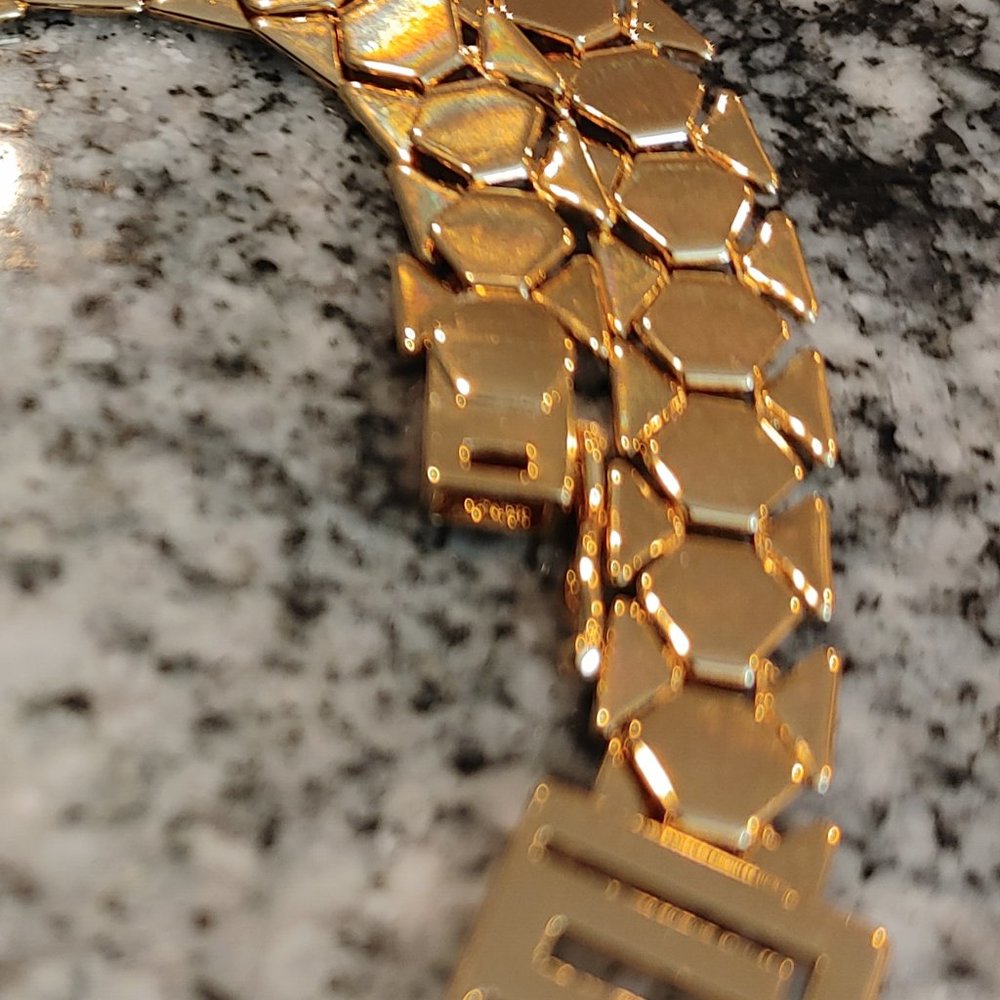 NWOT Women's chain necklace. Gold tone, with closure on back. - Picture 10 of 13